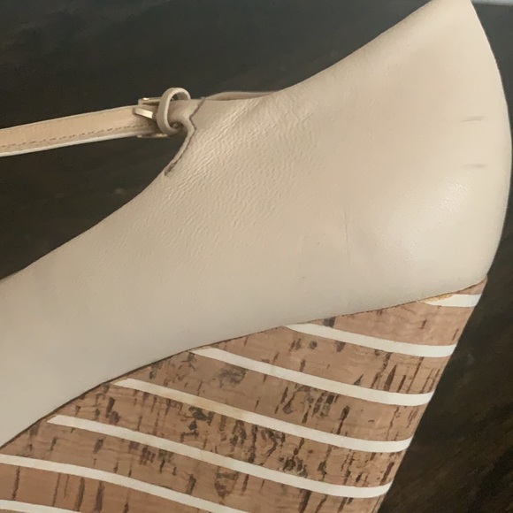 Gucci beige patent leather platform sandals - Picture 3 of 5